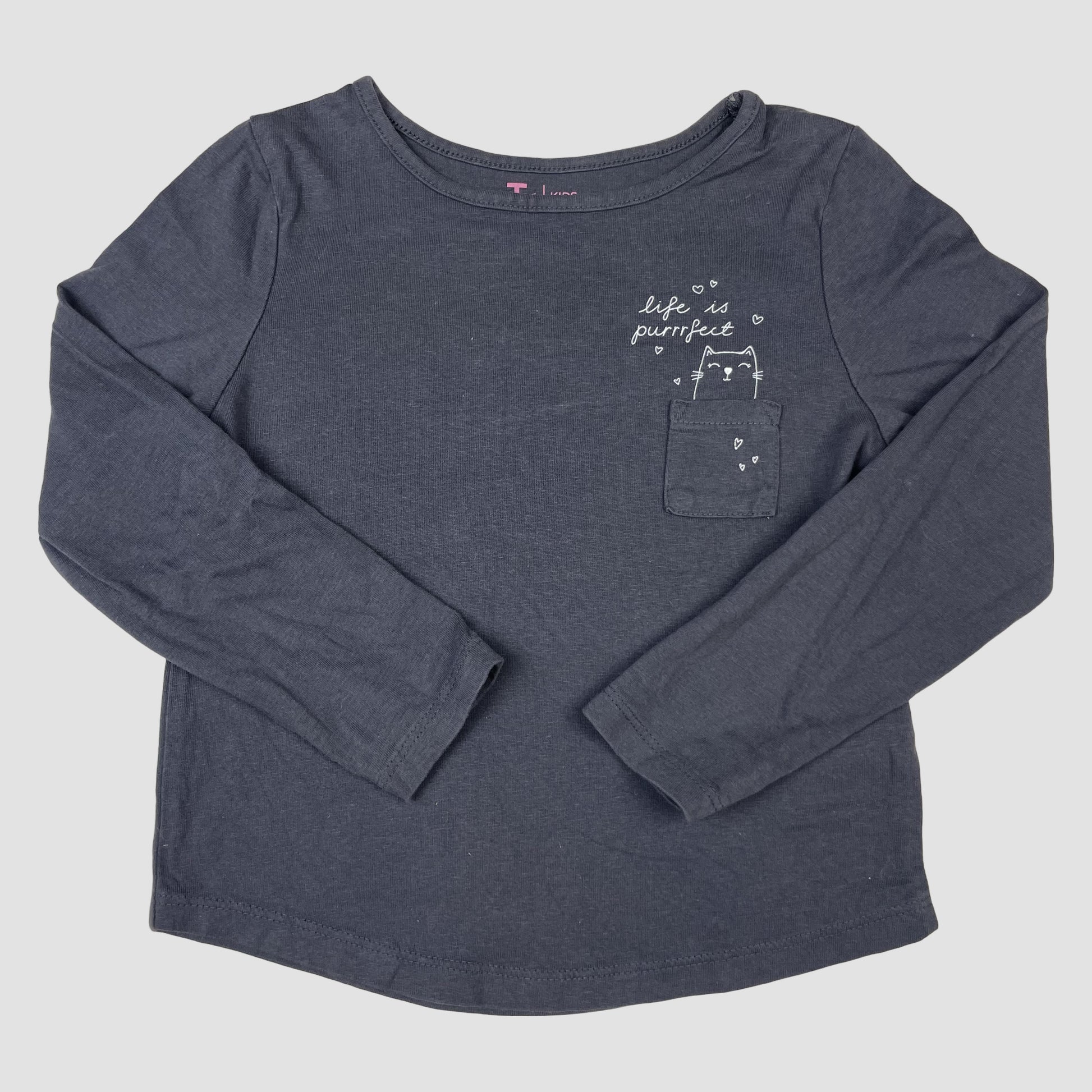 Dunkelgraues Langarmshirt von Tu mit kleiner Brusttasche und Katzenprint, Größe 4 Jahre (104) – front