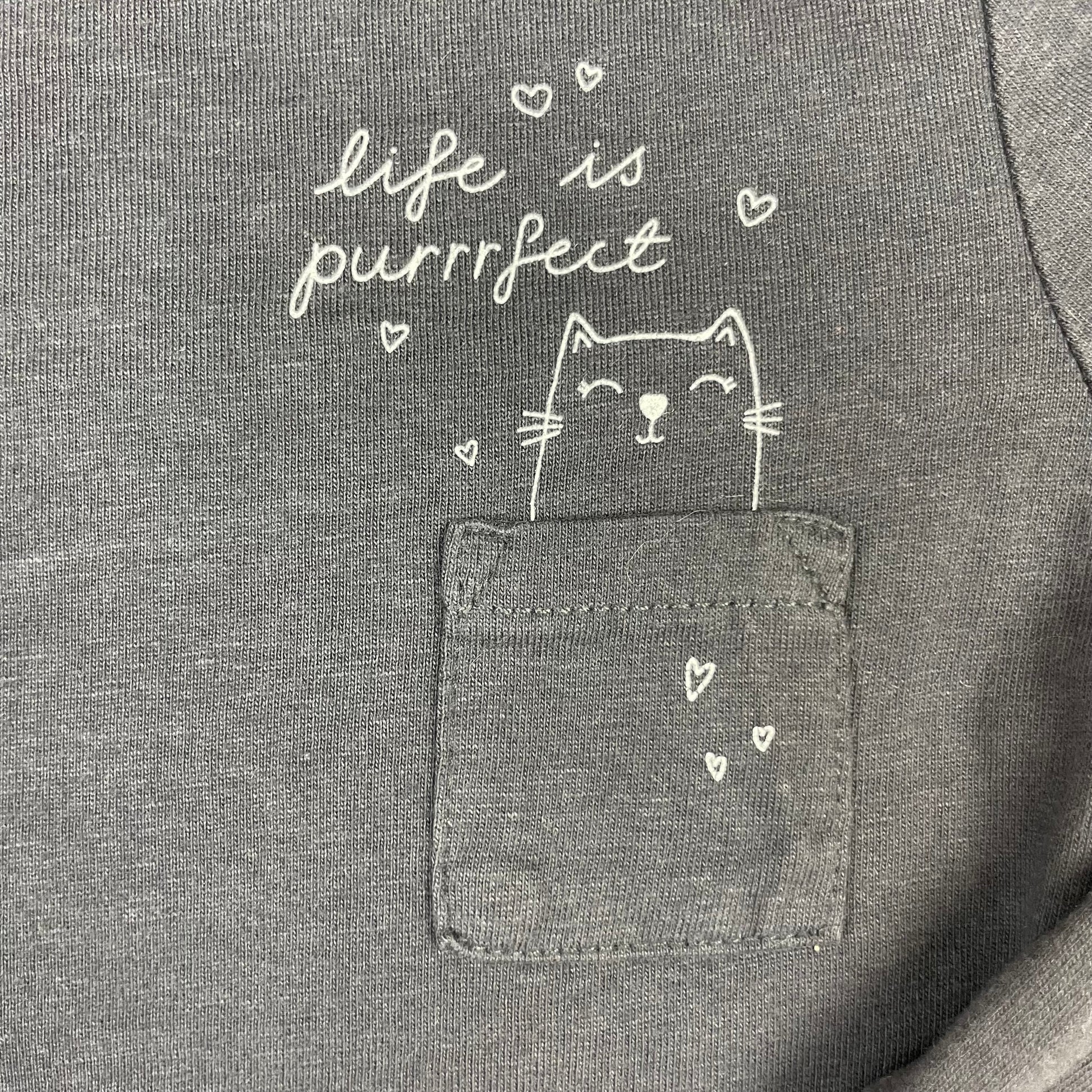 Dunkelgraues Langarmshirt von Tu mit kleiner Brusttasche und Katzenprint, Größe 4 Jahre (104) – detail