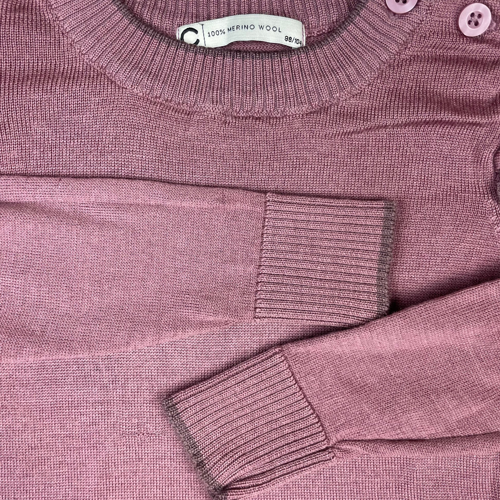 Lila Merino-Pullover mit Rüschen und zwei Schulterknöpfen, Größe 98/104 – detail