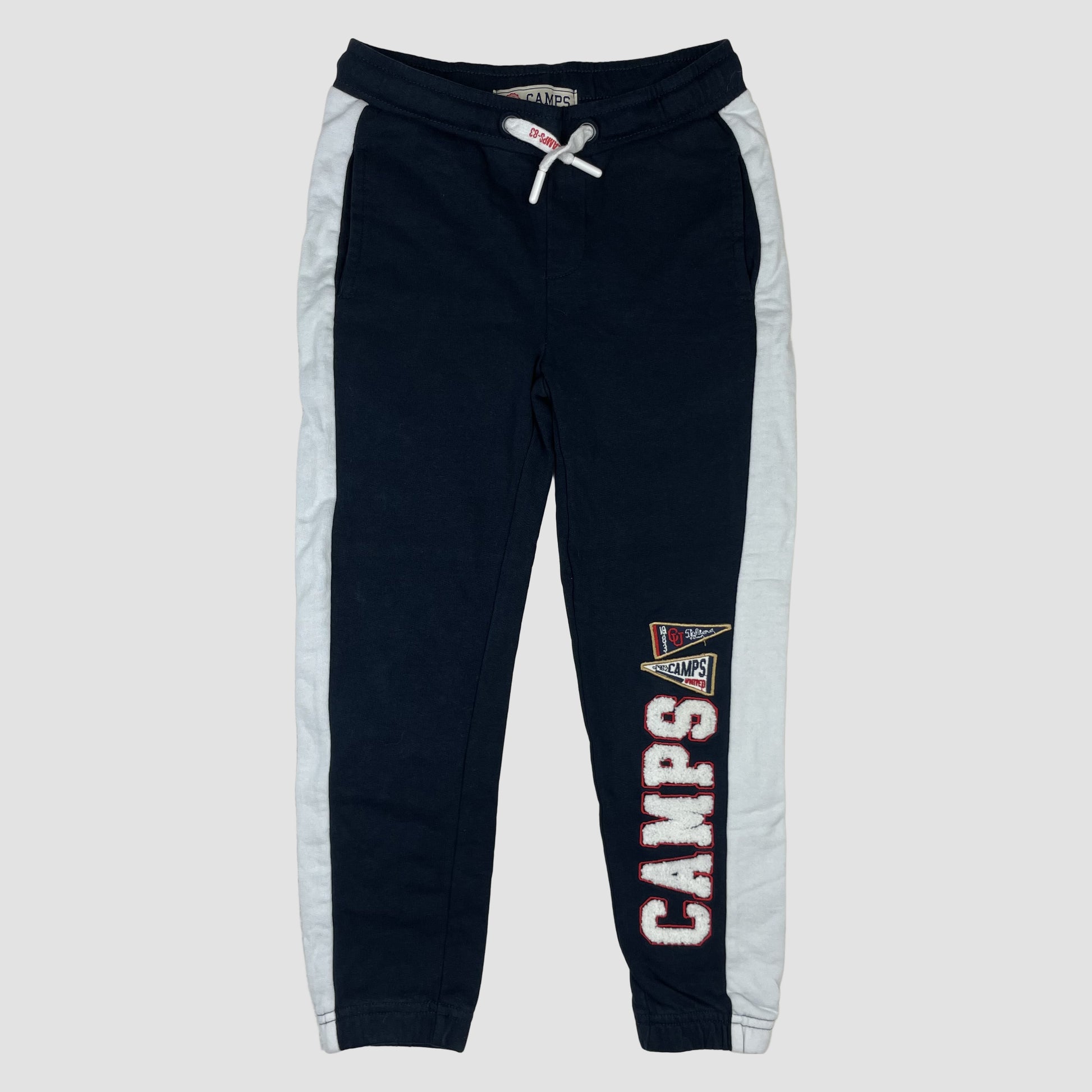 Dunkelblaue Jogginghose von Camps United mit hellgrauen Seitenstreifen, Größe 8 – front