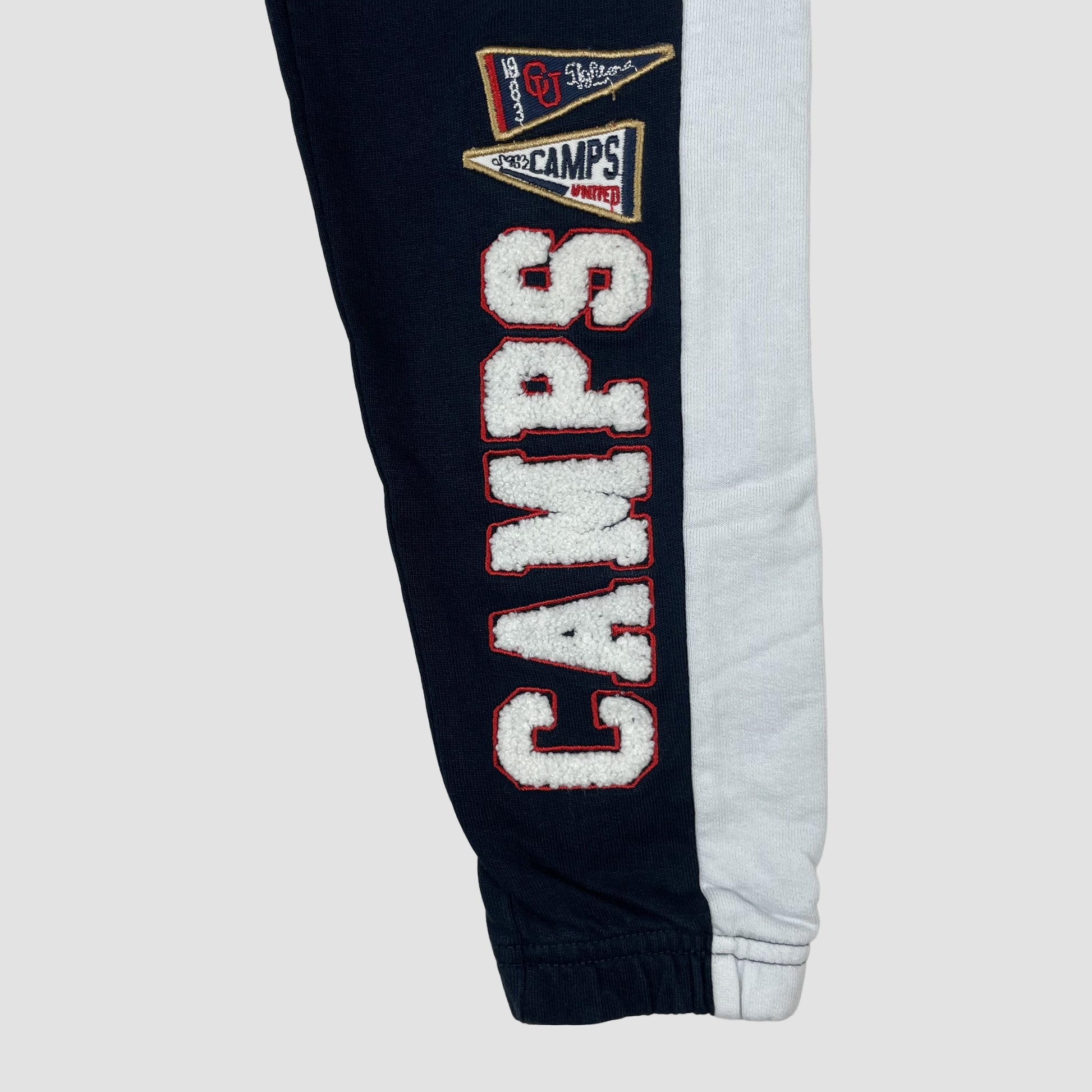 Dunkelblaue Jogginghose von Camps United mit hellgrauen Seitenstreifen, Größe 8 – detail