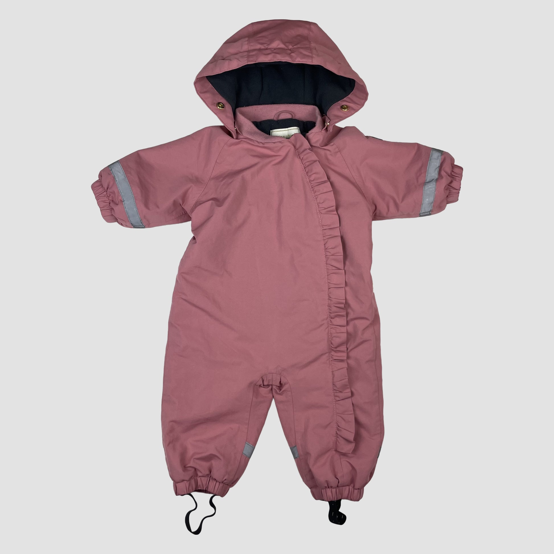 Rosa Winter-Overall von Petite Chérie Atelier, Größe 74, mit Kapuze, Rüschenleiste und reflektierenden Details.