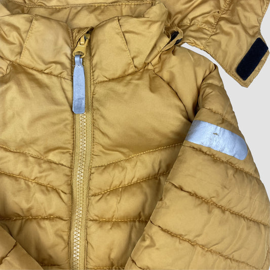 Senfgelbe Kinder-Steppjacke von Nordbjørn mit Kapuze, Reißverschluss und reflektierenden Details.