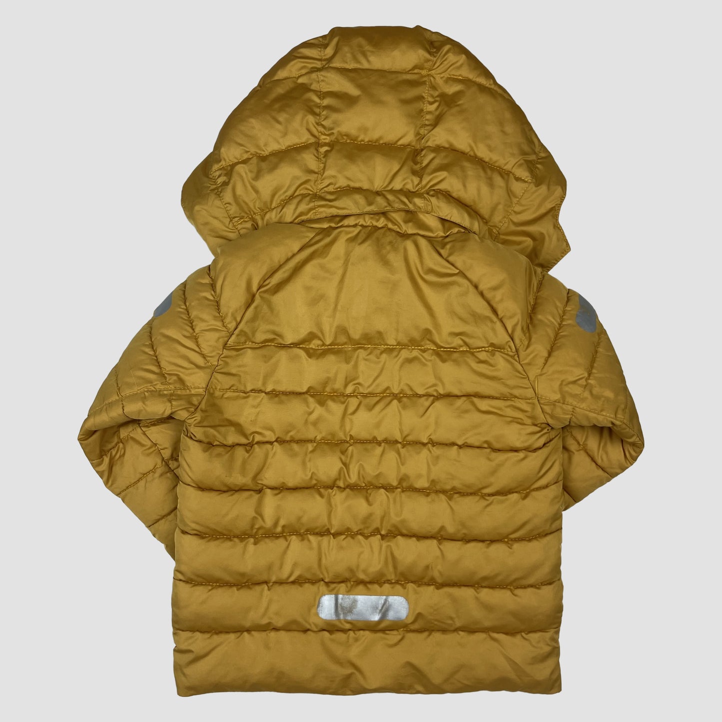 Senfgelbe Kinder-Steppjacke von Nordbjørn mit Kapuze, Reißverschluss und reflektierenden Details. – back