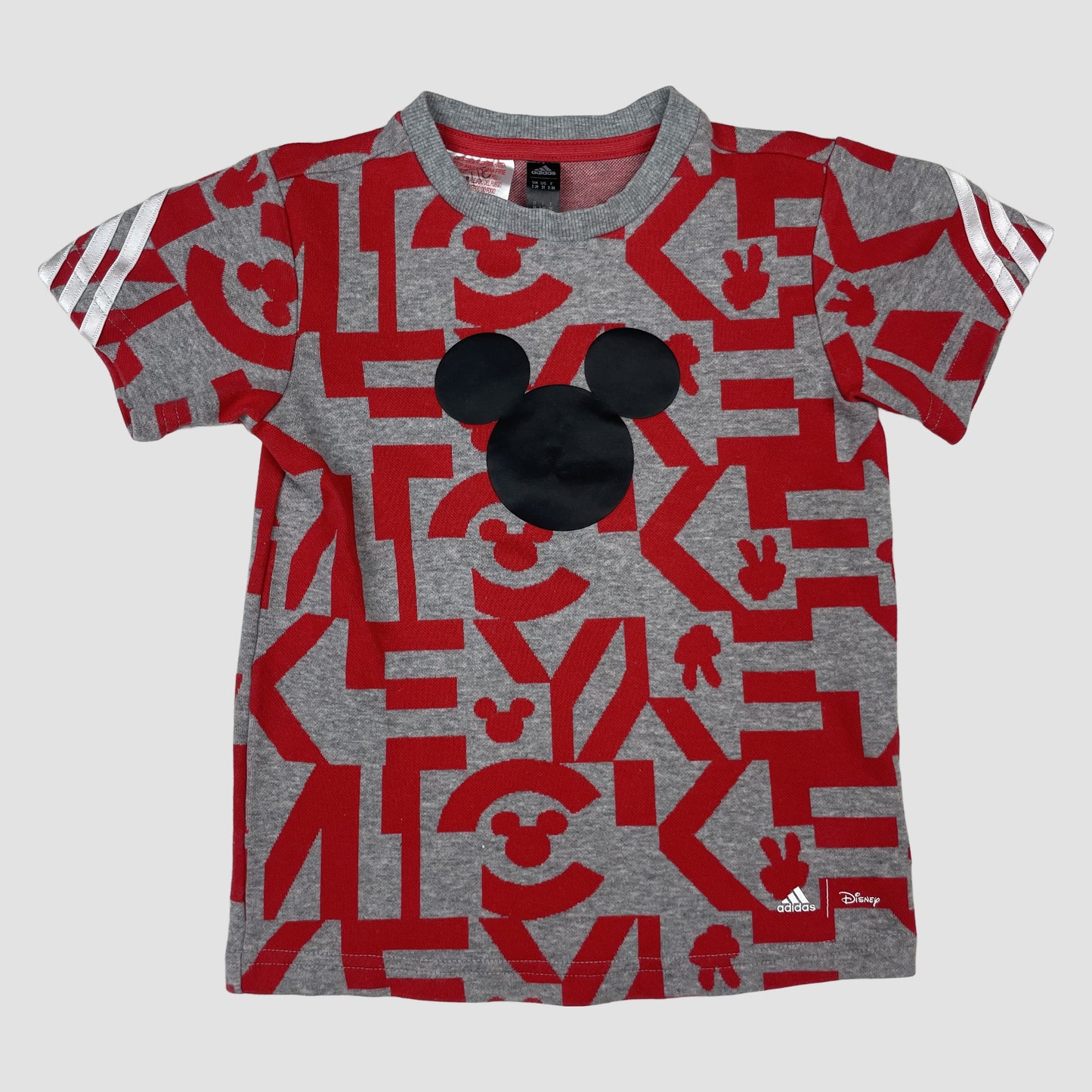Graues adidas x Disney Kinder-T-Shirt mit rotem Allover-Muster und Mickey-Motiv, Größe 98 – front