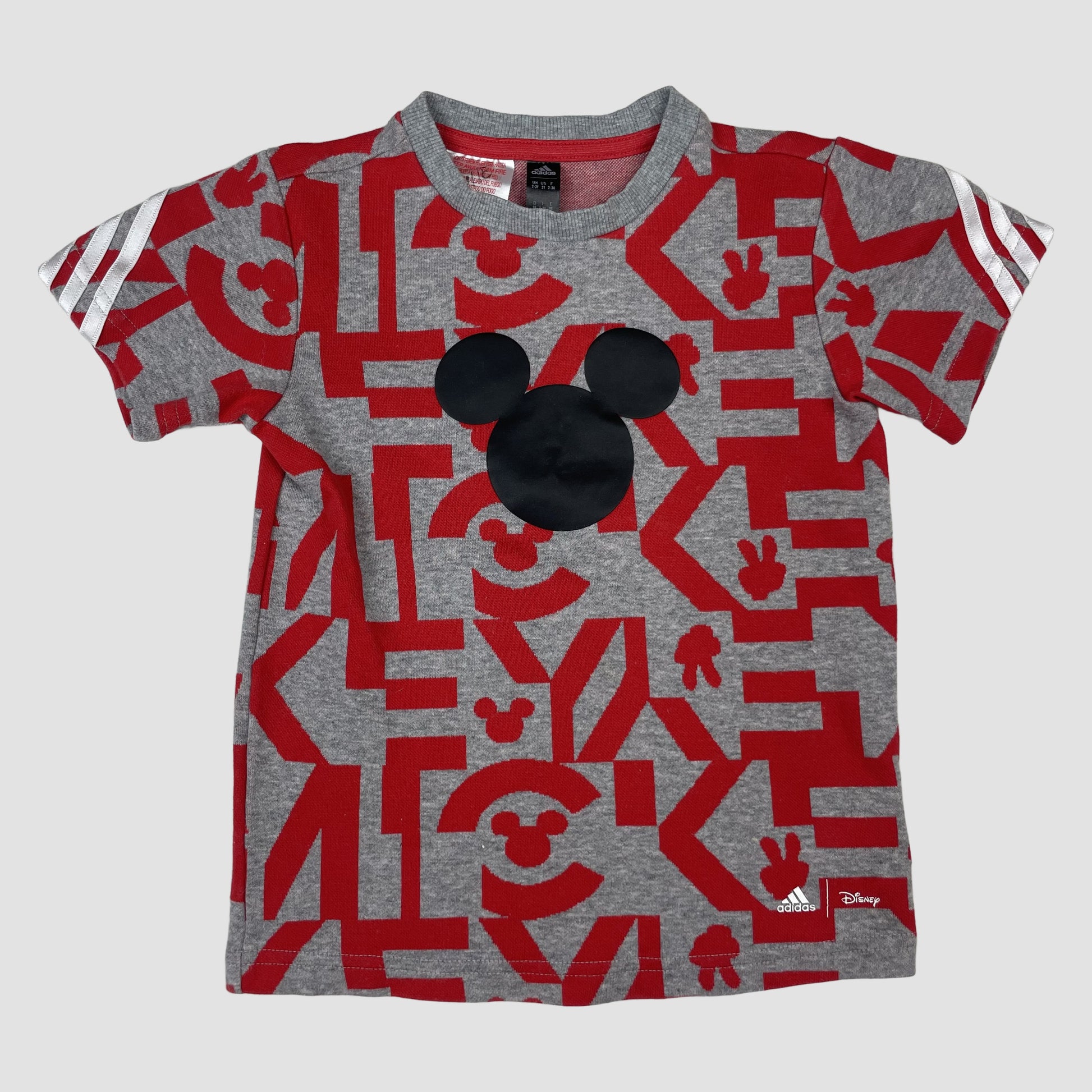 Graues adidas x Disney Kinder-T-Shirt mit rotem Allover-Muster und Mickey-Motiv, Größe 98 – front