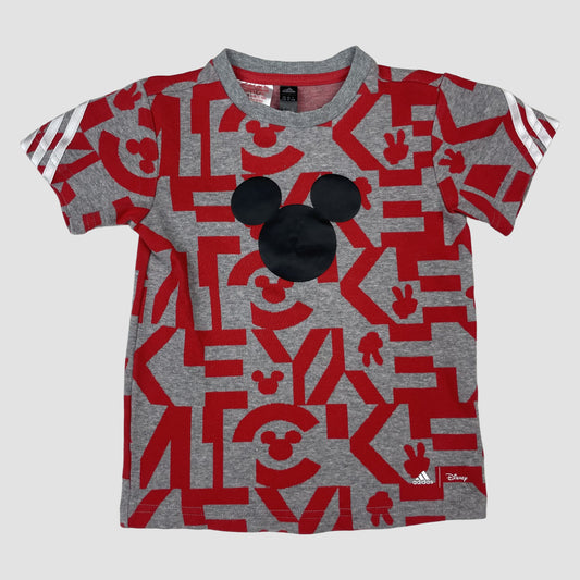 Graues adidas x Disney Kinder-T-Shirt mit rotem Allover-Muster und Mickey-Motiv, Größe 98 – front