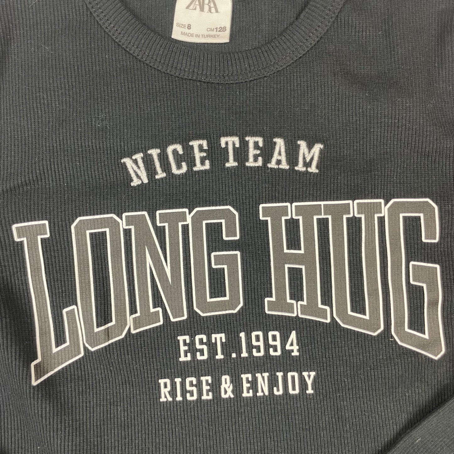 Schwarzes ZARA Langarmshirt mit Schriftzug „LONG HUG“, Größe 128 – detail