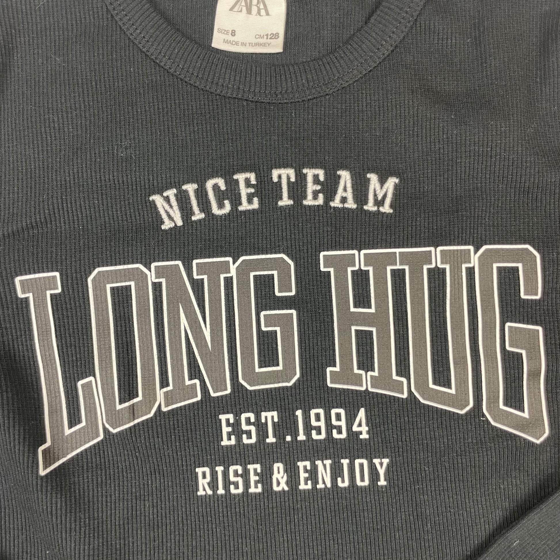 Schwarzes ZARA Langarmshirt mit Schriftzug „LONG HUG“, Größe 128 – detail