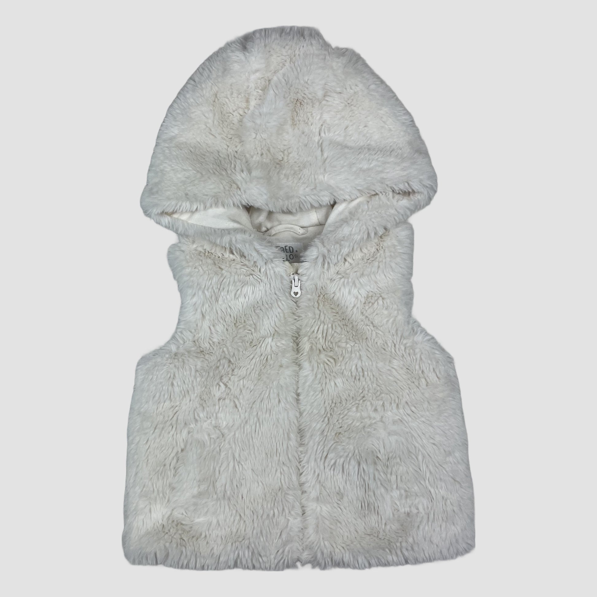 Weiße Kunstfell-Weste mit Kapuze von Fred & Flo, Größe 6–9 Monate – close‑up