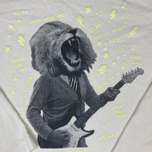 Weißes Langarmshirt von TAO mit Löwen-Gitarrist-Print, Größe 140 – detail