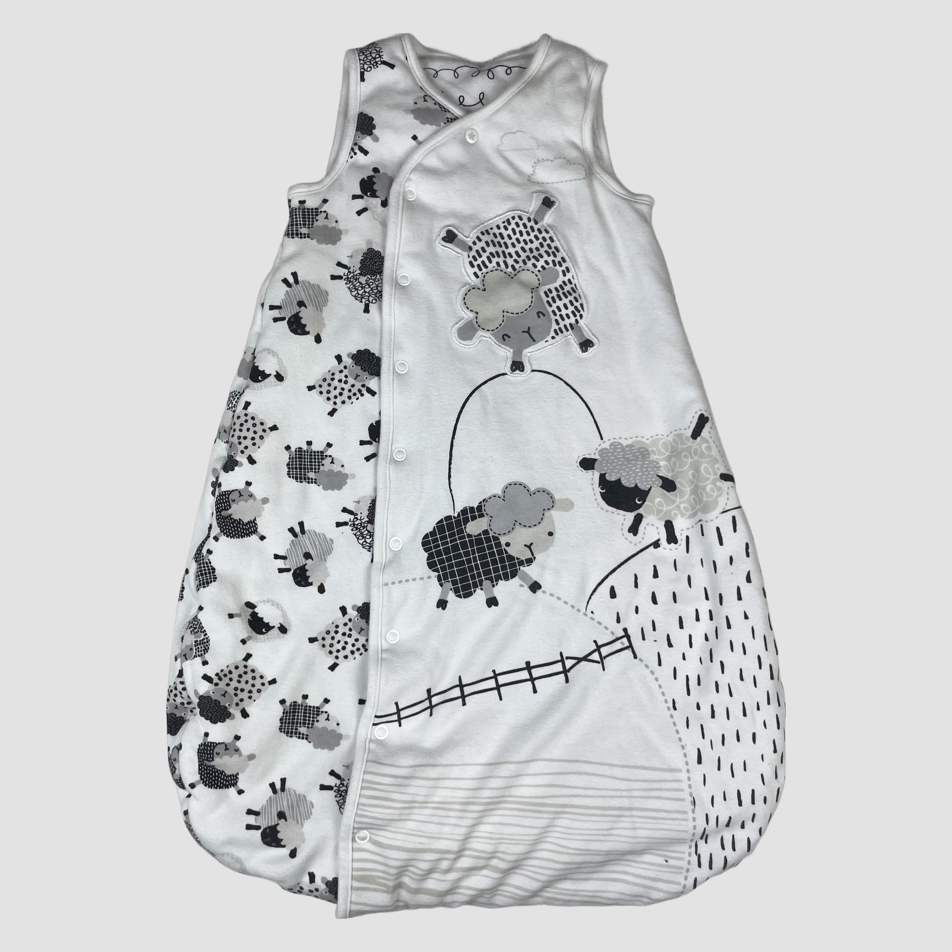 Nutmeg Schlafsack weiß-grau mit Schaf-Motiv, 0–6 Monate, TOG 2.5 – front