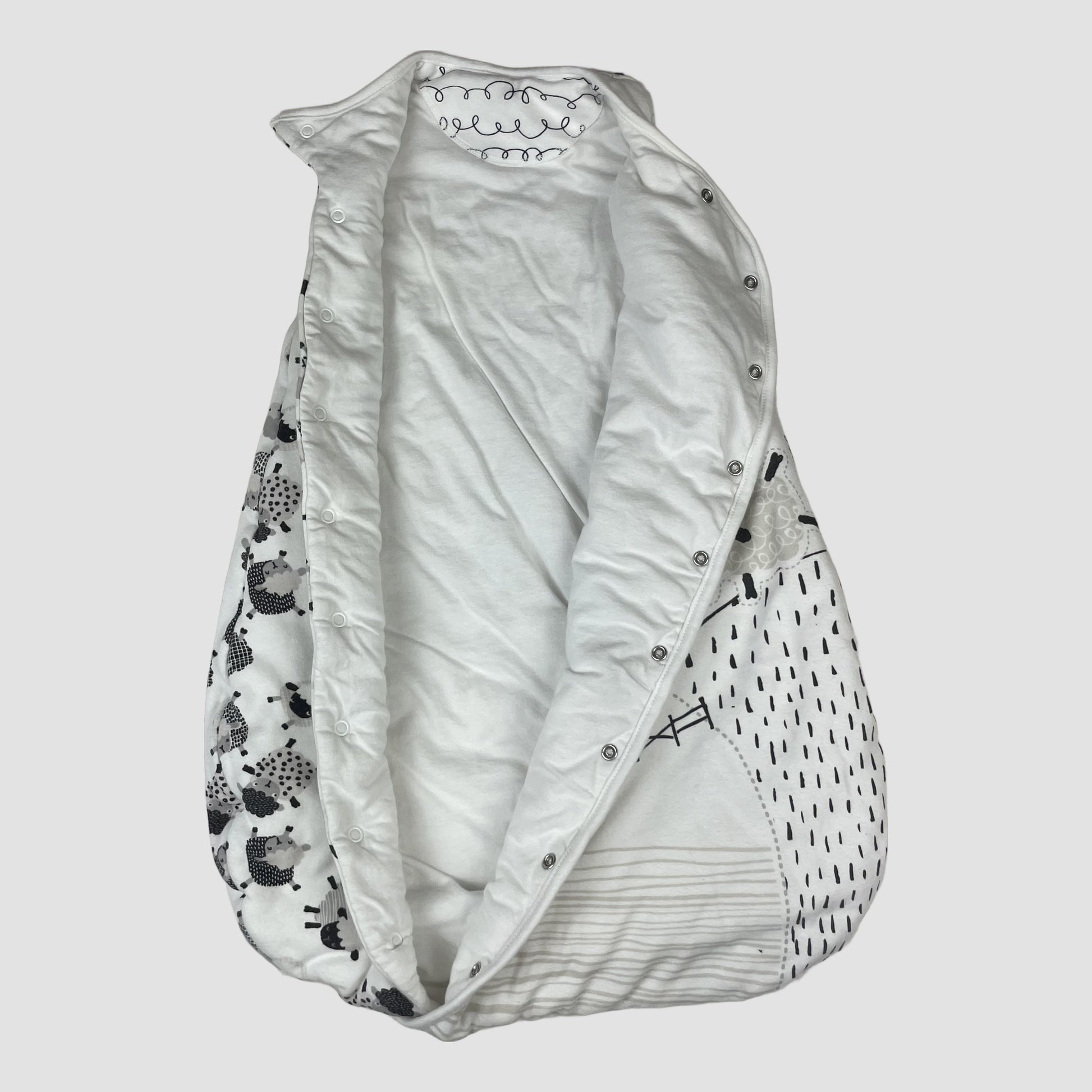 Nutmeg Schlafsack weiß-grau mit Schaf-Motiv, 0–6 Monate, TOG 2.5 – inside