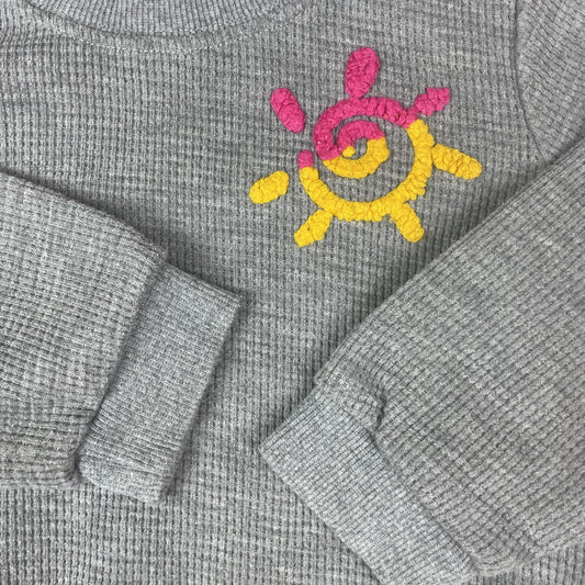 Grauer Kinder-Pullover in Waffelstruktur mit kleiner gelb-pinker Stickerei, Größe 2–3Y – detail