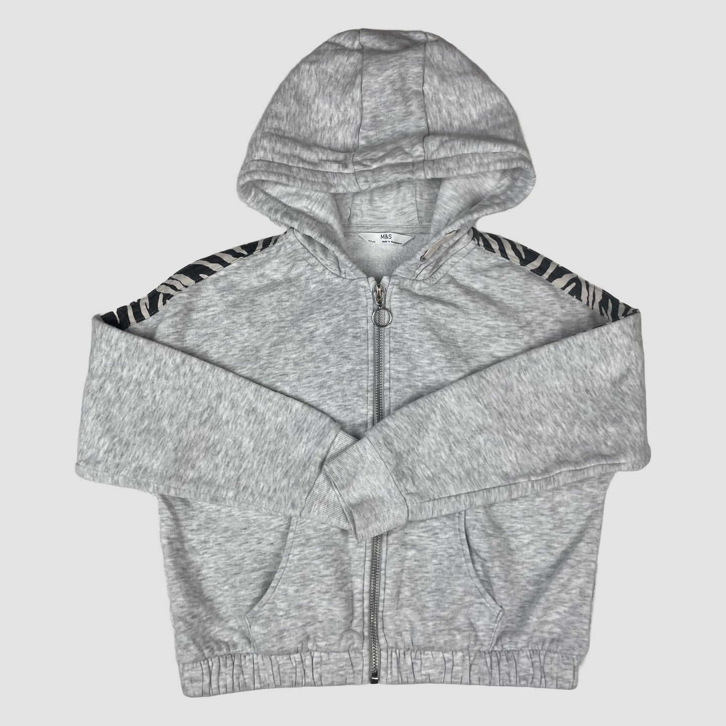 Graue Kapuzen-Sweatjacke von M&S mit Zebra-Details an den Schultern, Größe 8–9 Jahre. – front