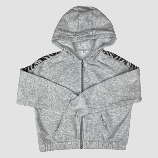 Graue Kapuzen-Sweatjacke von M&S mit Zebra-Details an den Schultern, Größe 8–9 Jahre. – front