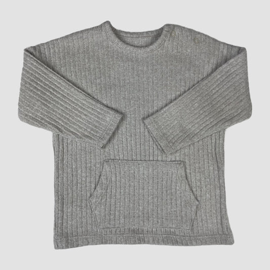Grauer Rippstrick-Pullover für Babys mit Kängurutasche und Schulterknöpfen, George, Größe 9–12 Monate – front