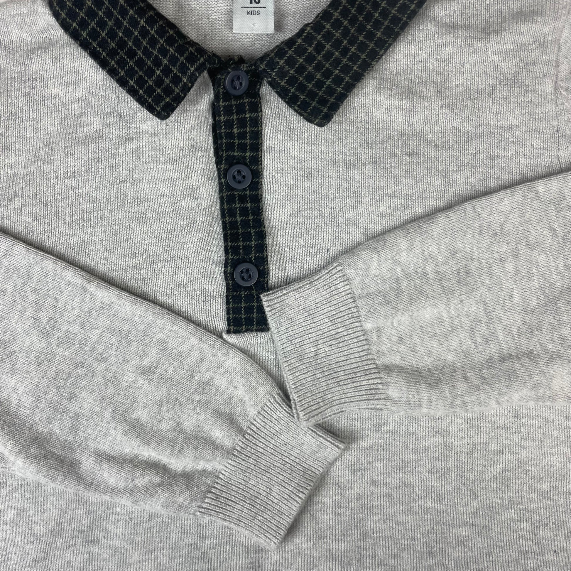 Grauer Tu Kinder-Pullover mit dunkelblau kariertem Polokragen, Größe 4–5 Jahre – detail