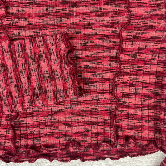 Rot-schwarz meliertes Langarm-Crop-Top mit Wellenkanten für Kinder, Größe 7 Jahre – detail