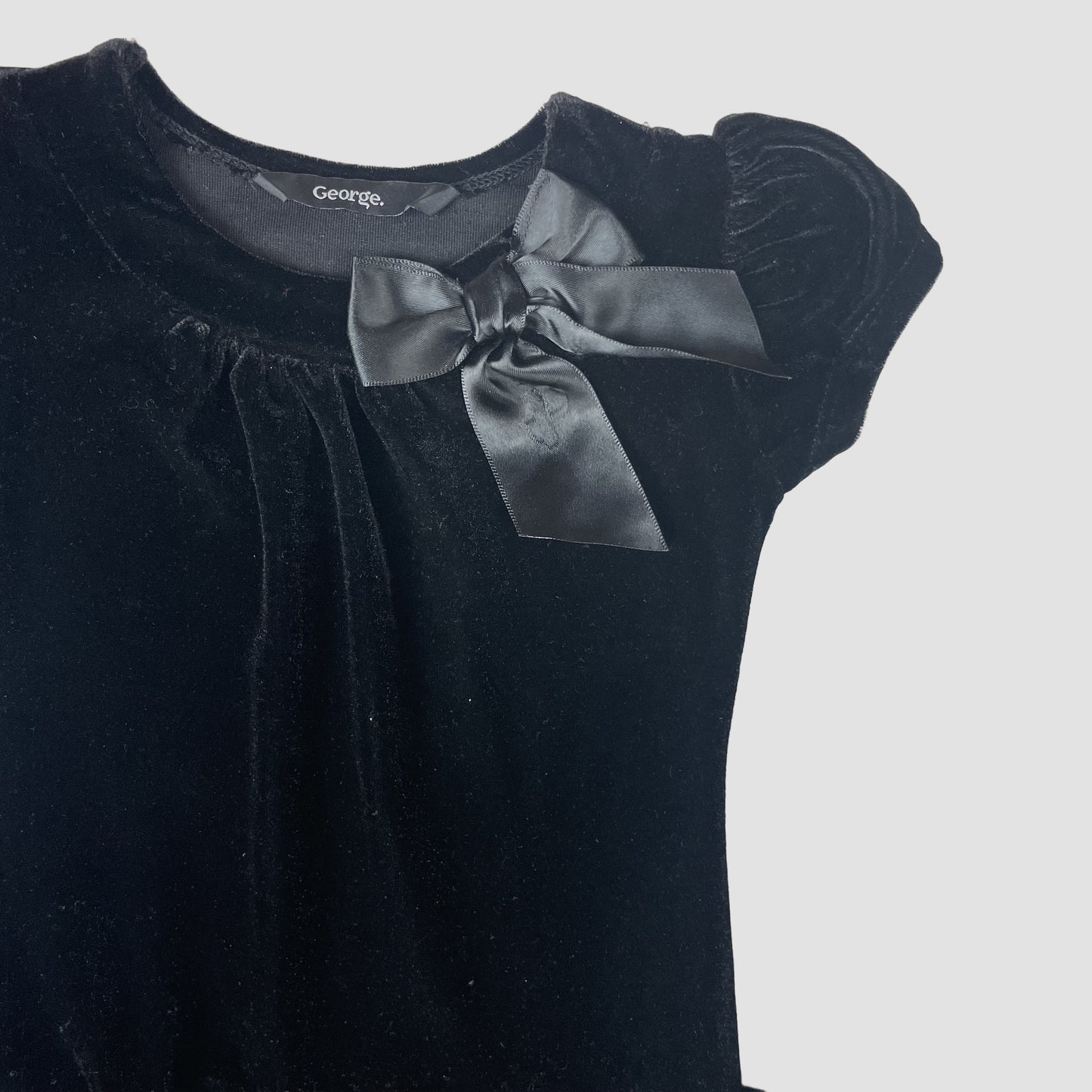 Schwarzes Samtkleid von George mit Satinschleife, Größe 1–1,5 Jahre – detail
