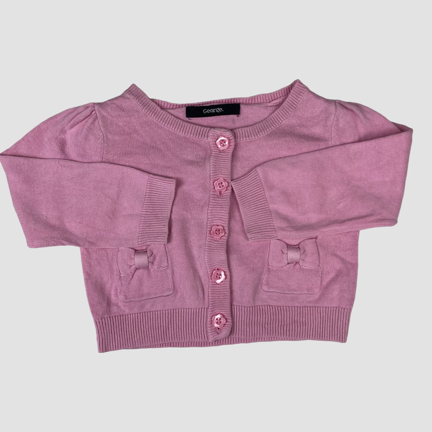 Rosa Strickjacke von George, Größe 1–1½ Jahre, Vorderseite mit Knopfleiste und Schleifen an Taschen – front
