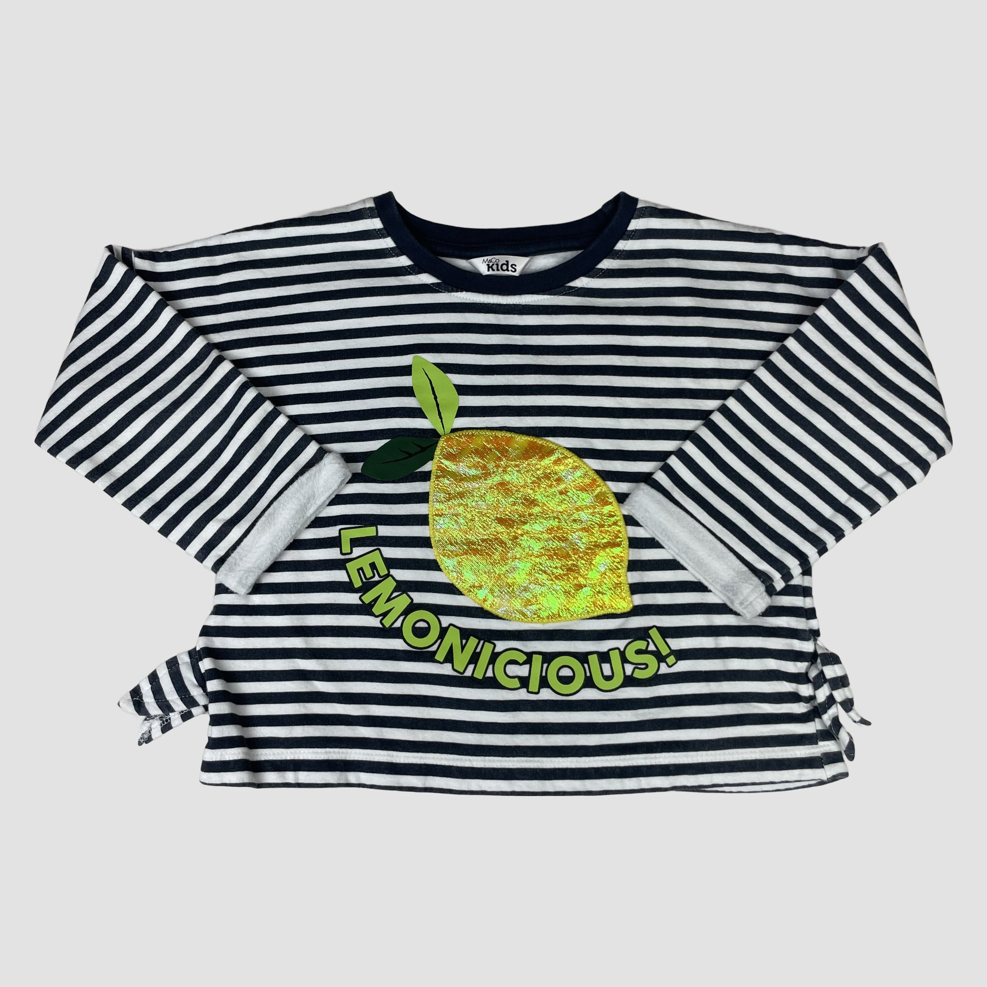 Dunkelblau-weiß gestreiftes Langarmshirt von M&Co mit Pailletten-Zitrone, Größe 104 – front