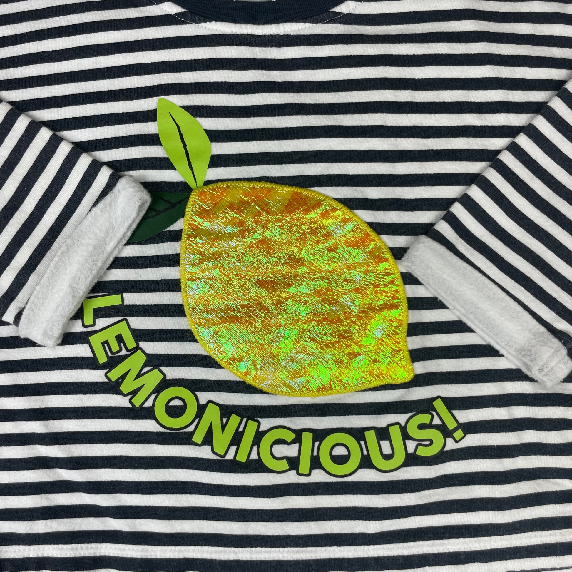 Dunkelblau-weiß gestreiftes Langarmshirt von M&Co mit Pailletten-Zitrone, Größe 104 – detail