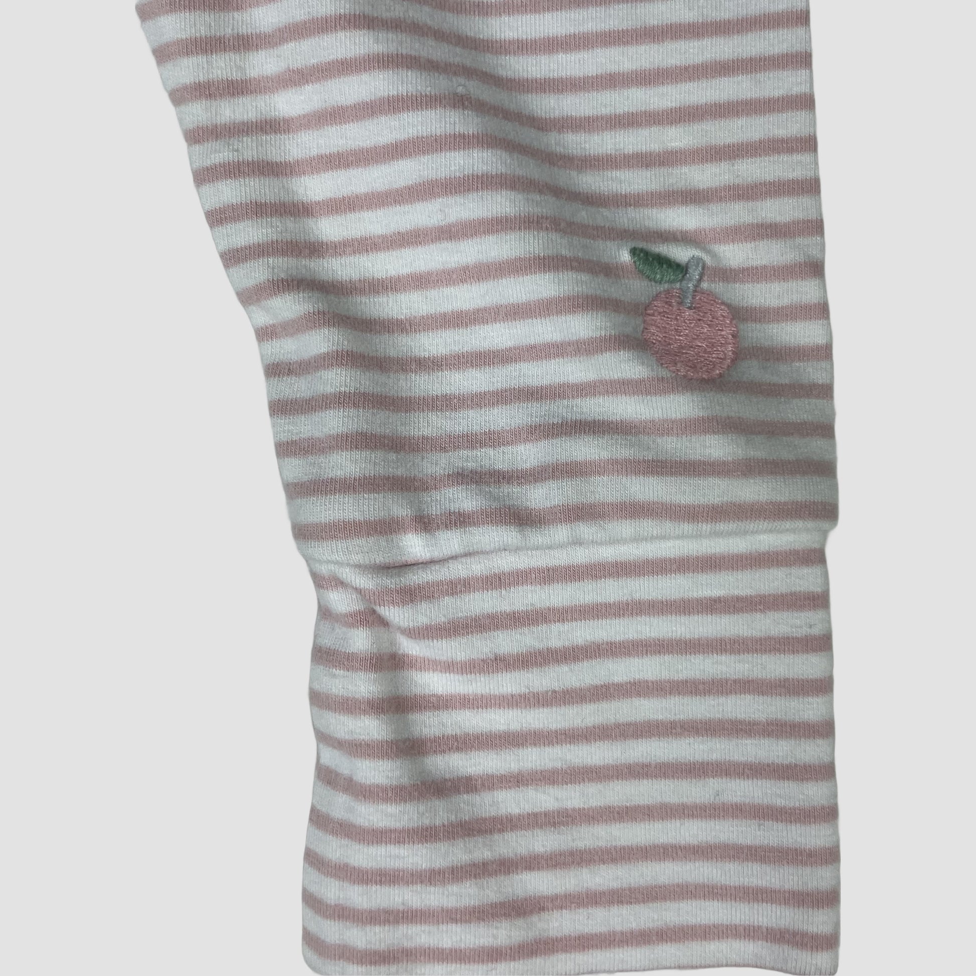 Rosa-weiß gestreifte Baby-Leggings mit Erdbeer-Applikation von John Lewis, Größe 0–3 Monate – detail