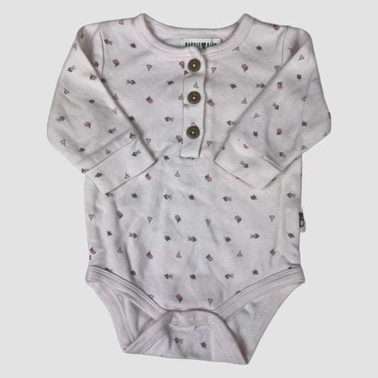 Rosa Langarm-Body mit Mini-Blumen und Knopfleiste von Rabbit + Bear, Größe 0–3 Monate – front