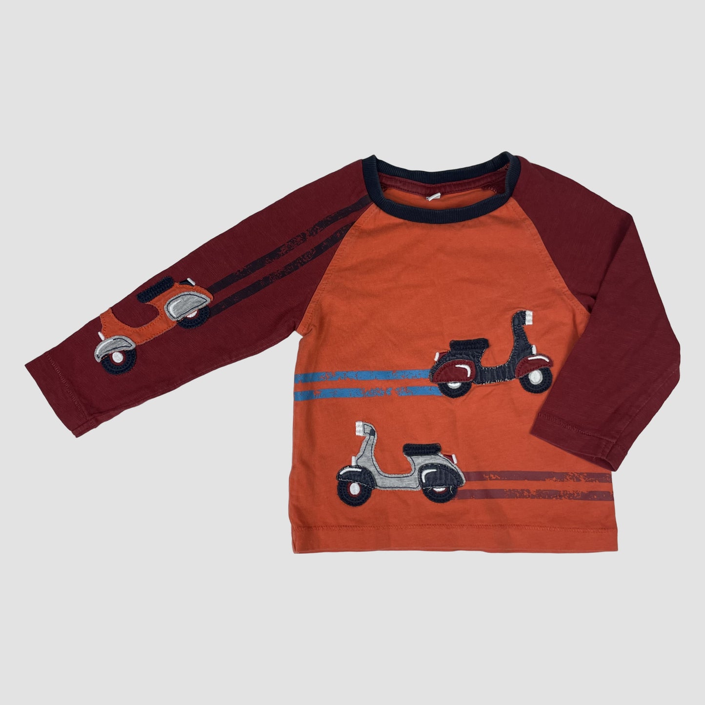 M&S Langarmshirt orange-rot mit Roller-Applikationen, Größe 72 (6–9 Monate)