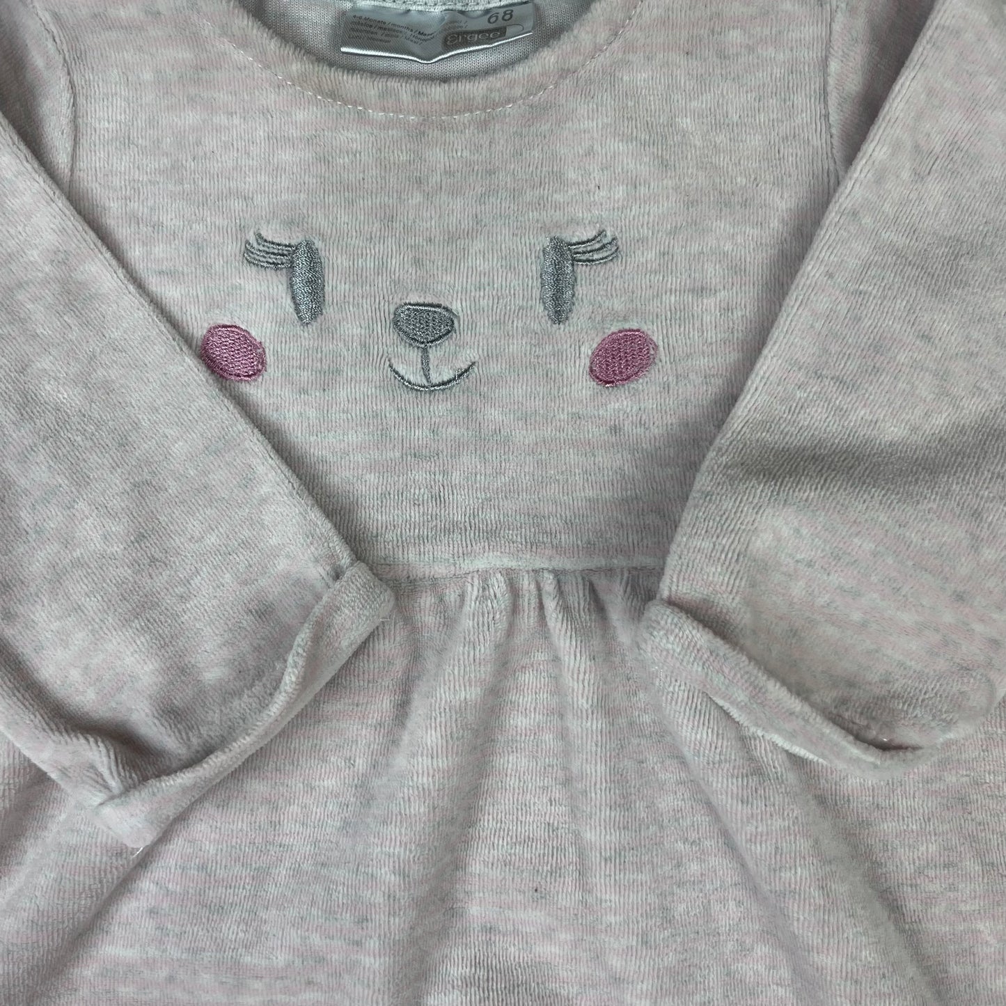 Rosa-graues Langarmkleid von Ergee mit gesticktem Tiergesicht, Größe 68 – detail