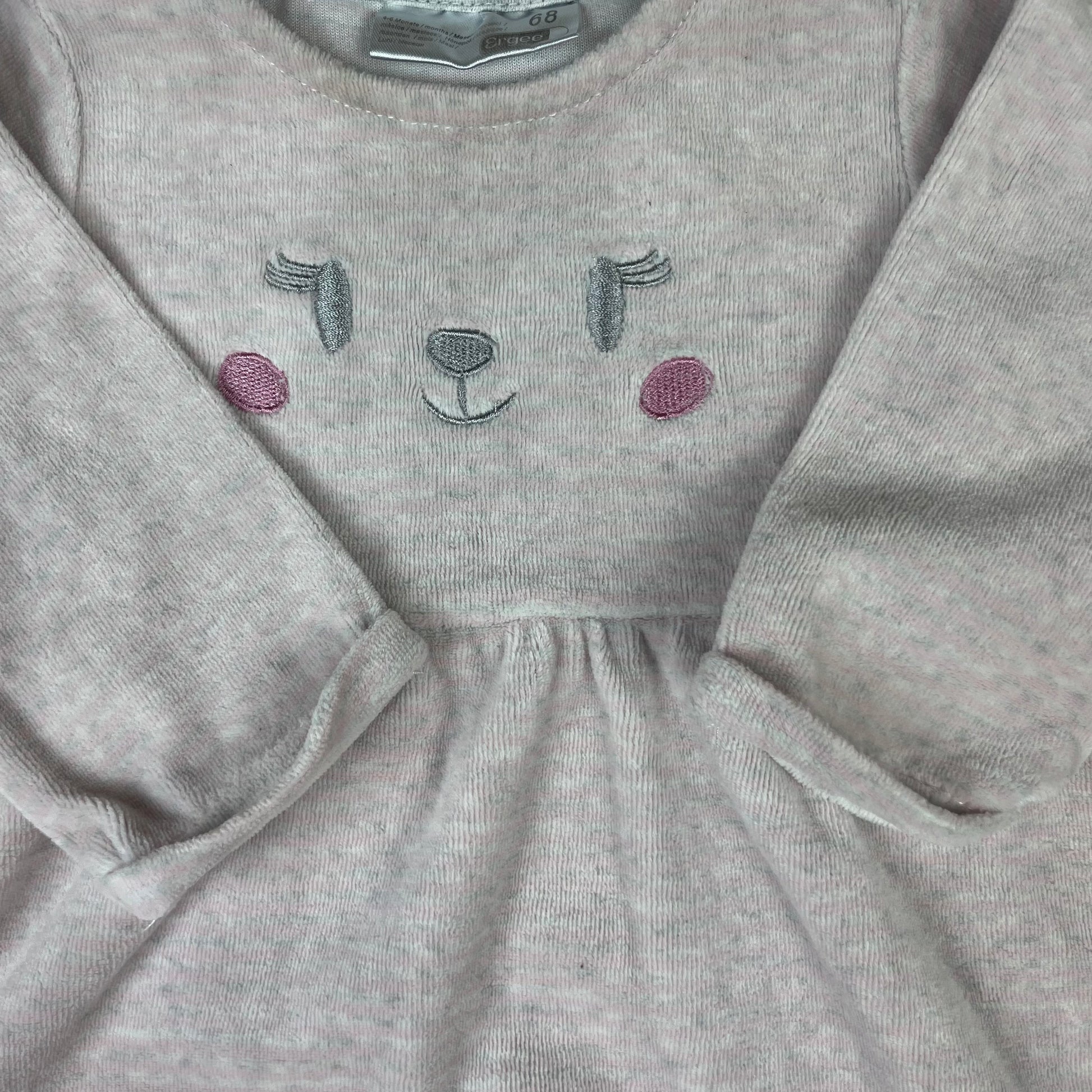 Rosa-graues Langarmkleid von Ergee mit gesticktem Tiergesicht, Größe 68 – detail