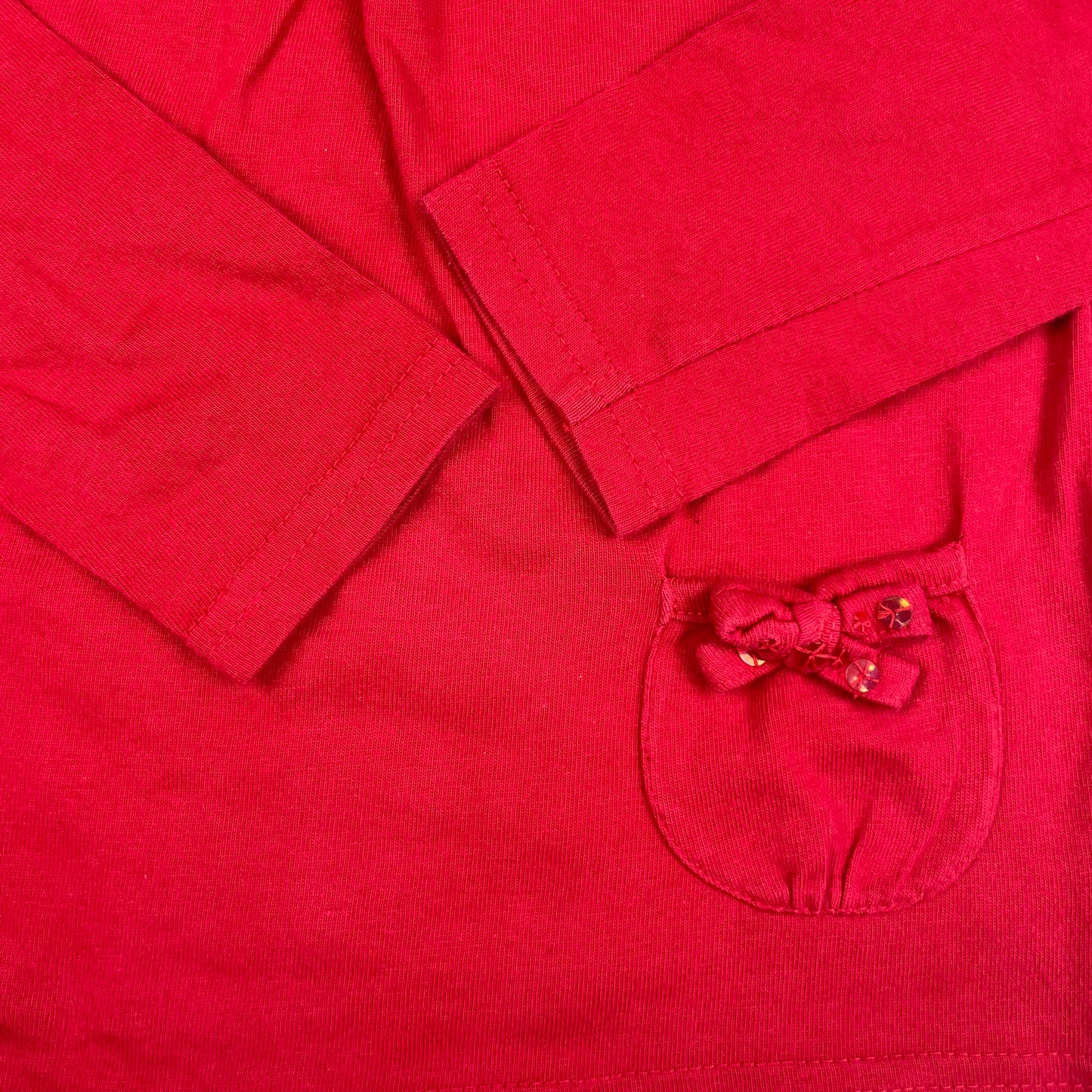 Rotes Langarmshirt von George aus Baumwolle mit Pailletten am Ausschnitt und kleiner Tasche mit Schleife, Größe 3–4 Jahre (98–104 cm) – pocket