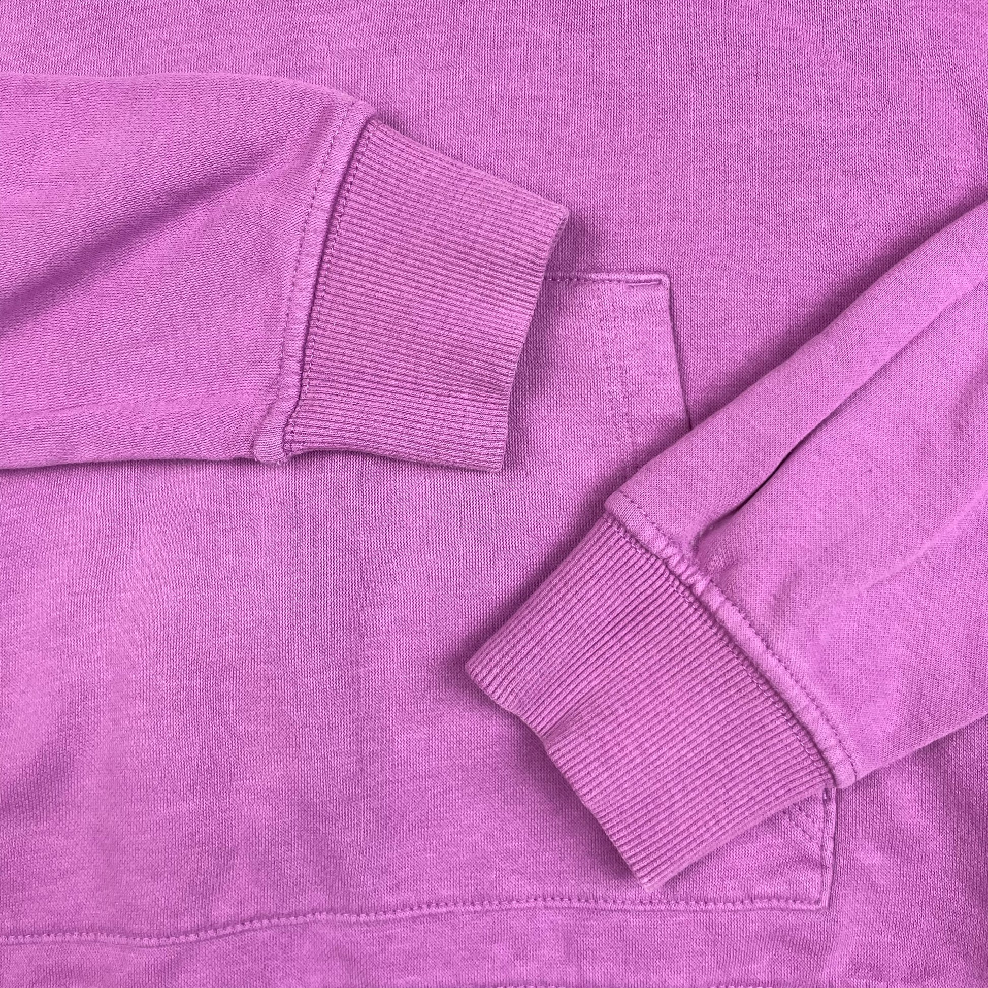Lila C&A Kapuzenpullover in Größe 140 mit Kängurutasche und Rippbündchen – detail