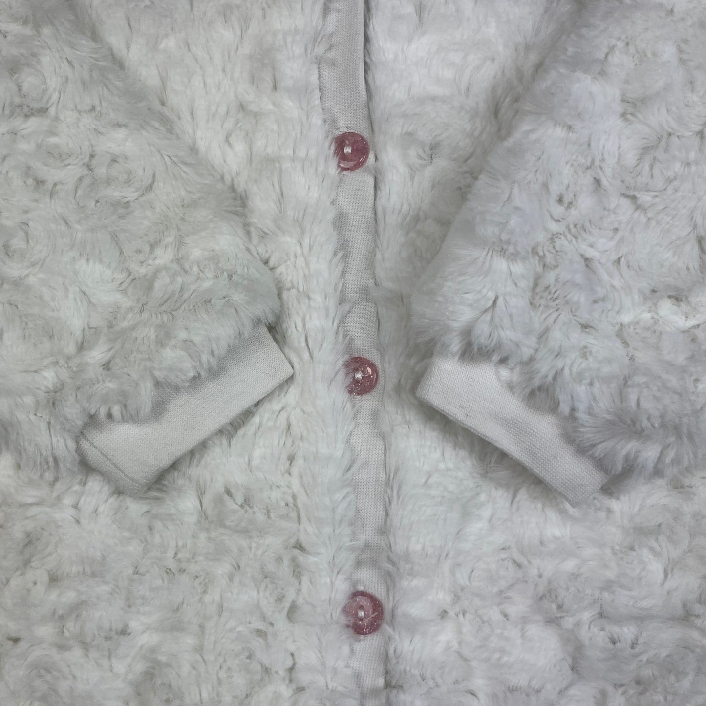 Weiße flauschige Ergee Baby-Jacke aus Polyester mit Knopfleiste, Größe 80 – detail