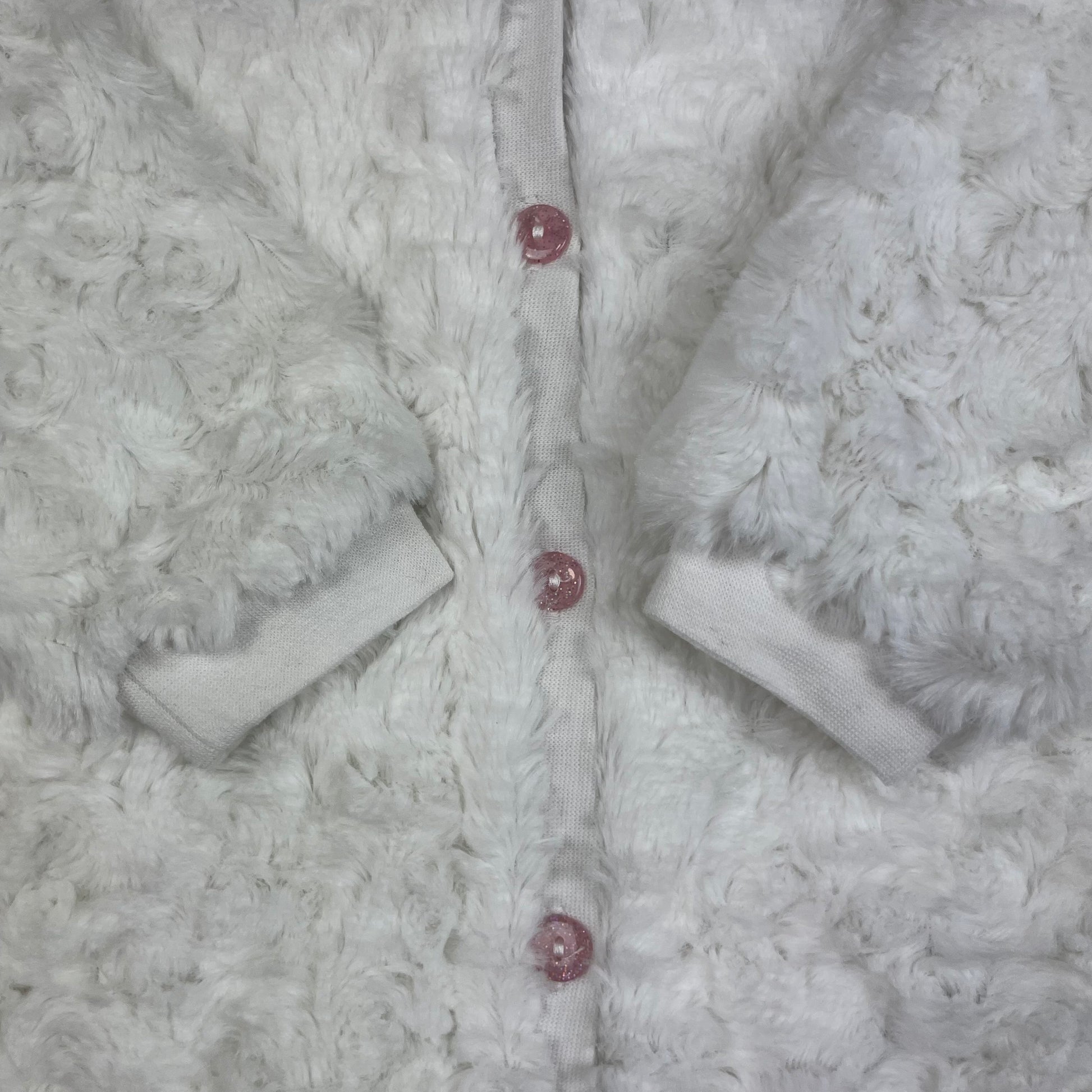 Weiße flauschige Ergee Baby-Jacke aus Polyester mit Knopfleiste, Größe 80 – detail