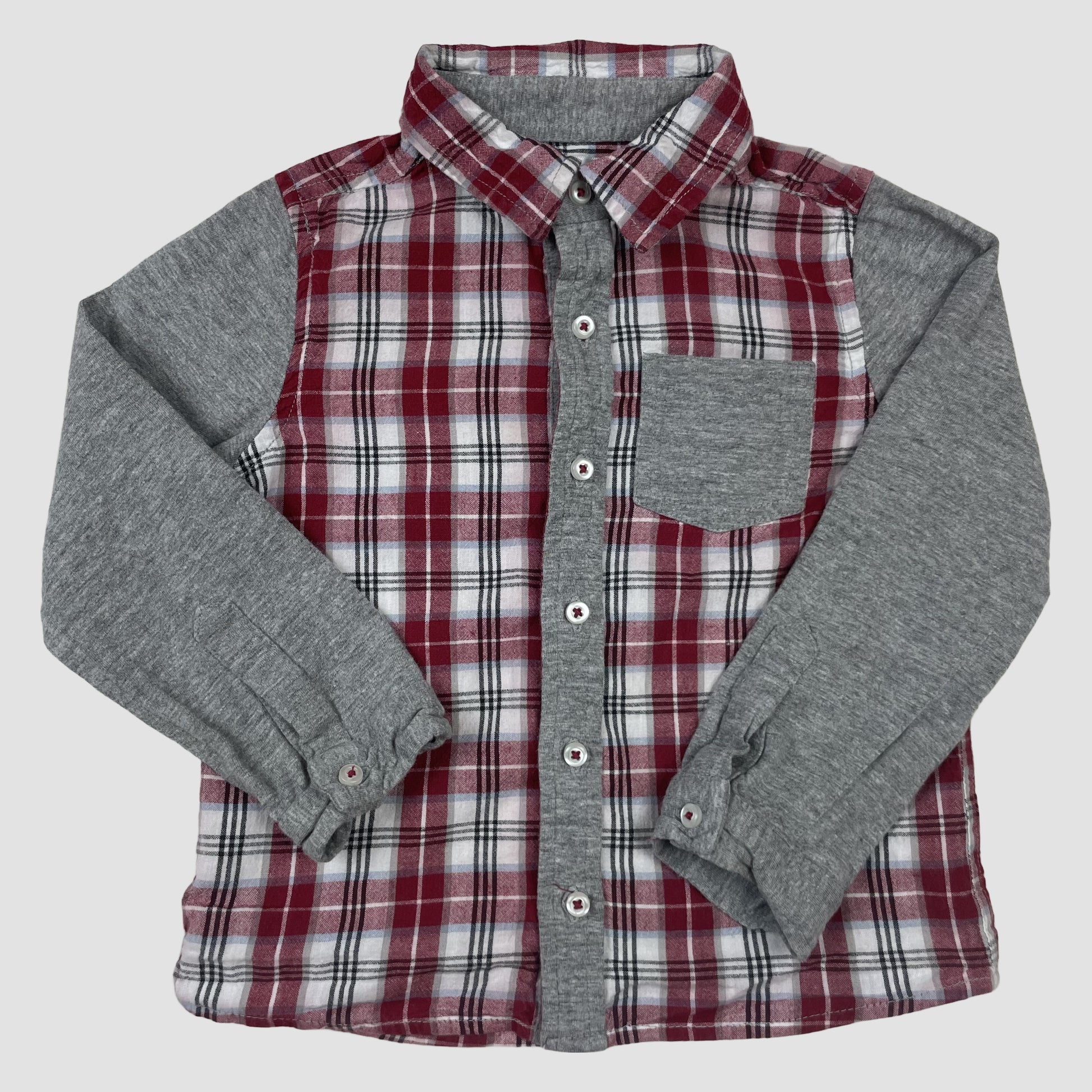 Rotes kariertes Kinderhemd mit grauen Jerseyärmeln und Brusttasche von baby M&Co, Größe 98 (2–3 Jahre) – front