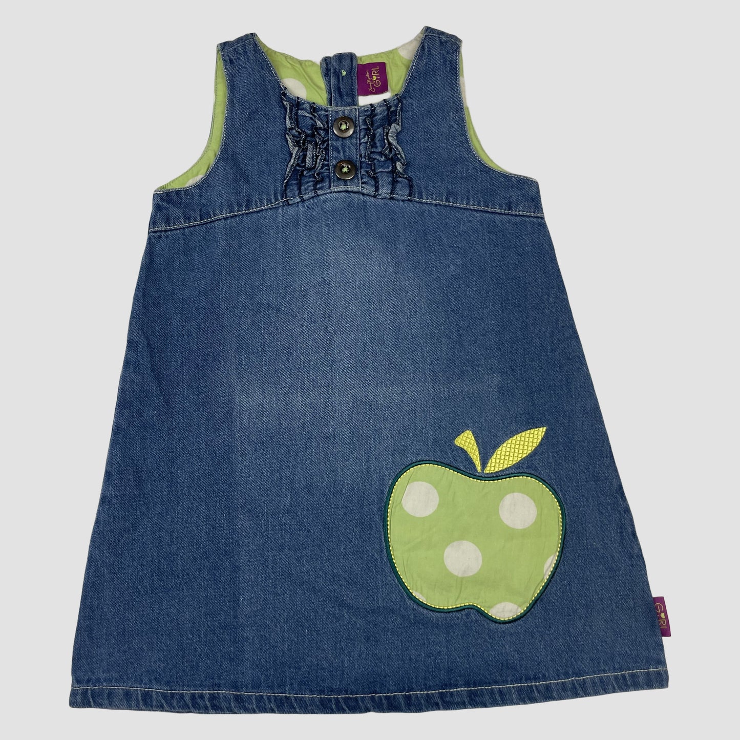 Ärmelloses Jeanskleid mit grüner Apfel-Applikation und Rüschenknopfleiste – front