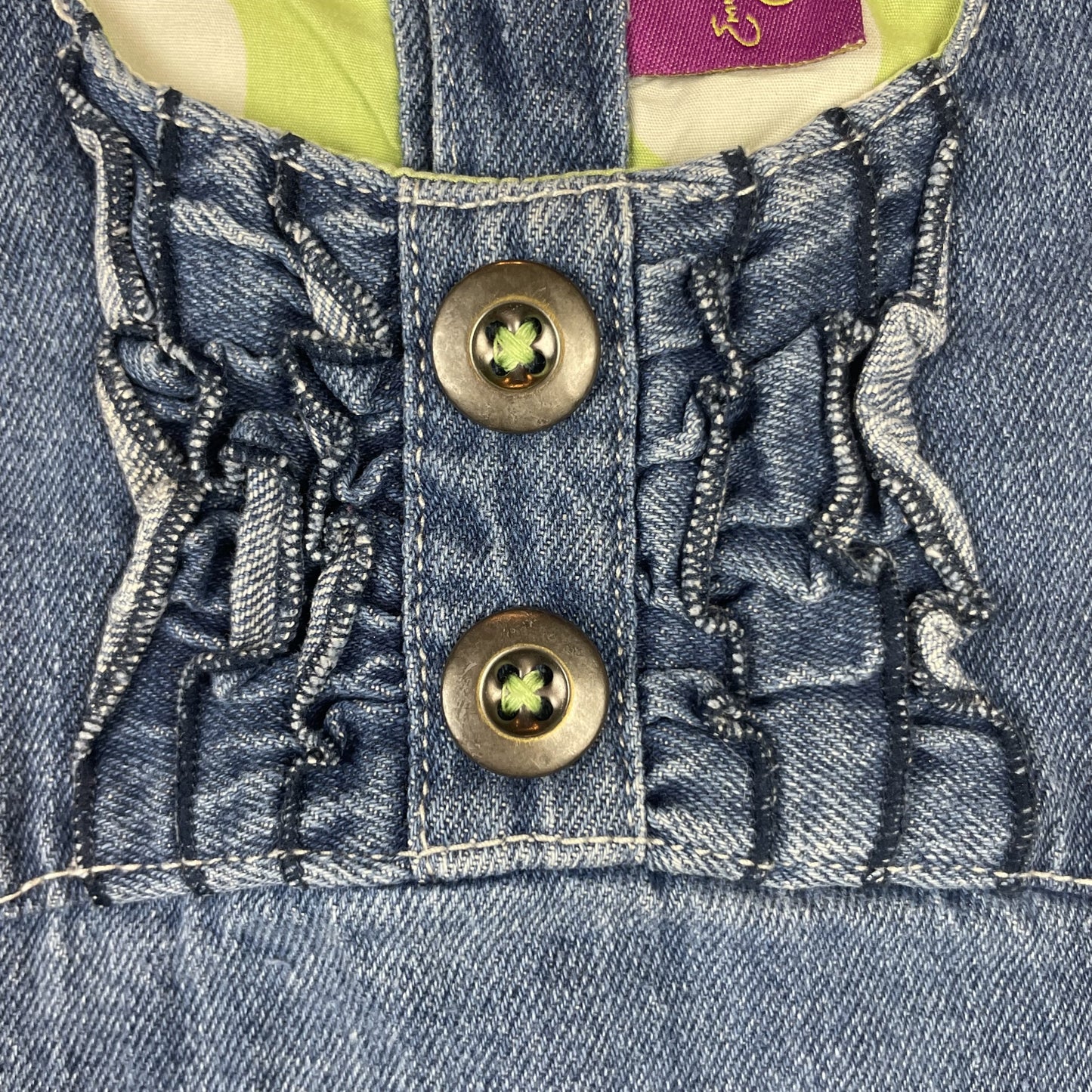 Ärmelloses Jeanskleid mit grüner Apfel-Applikation und Rüschenknopfleiste – back