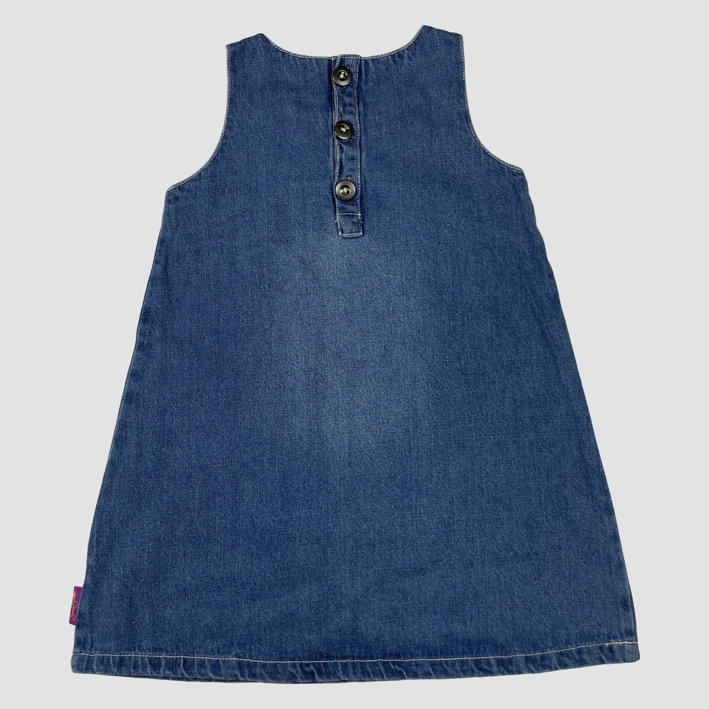 Ärmelloses Jeanskleid mit grüner Apfel-Applikation und Rüschenknopfleiste 4