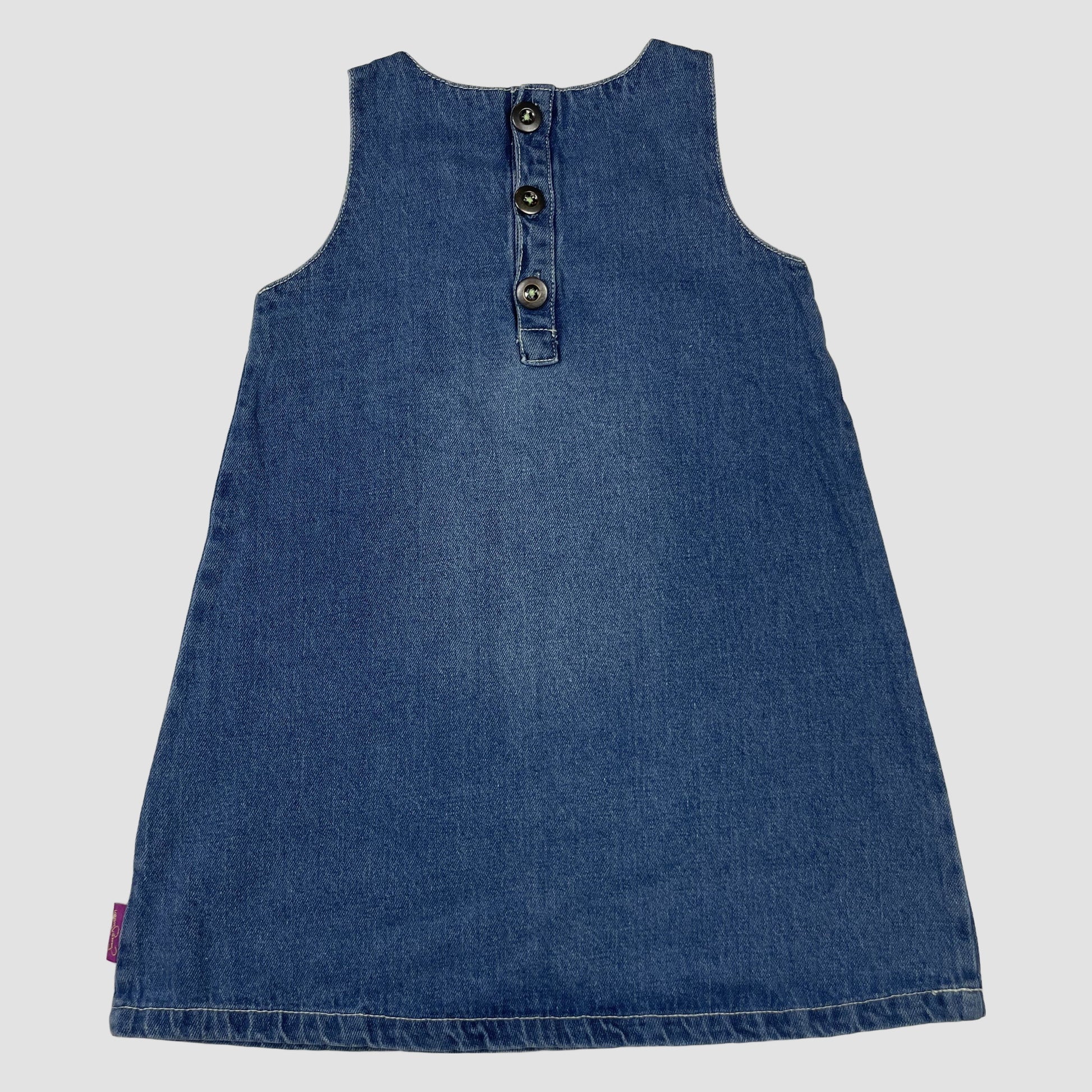 Ärmelloses Jeanskleid mit grüner Apfel-Applikation und Rüschenknopfleiste 4