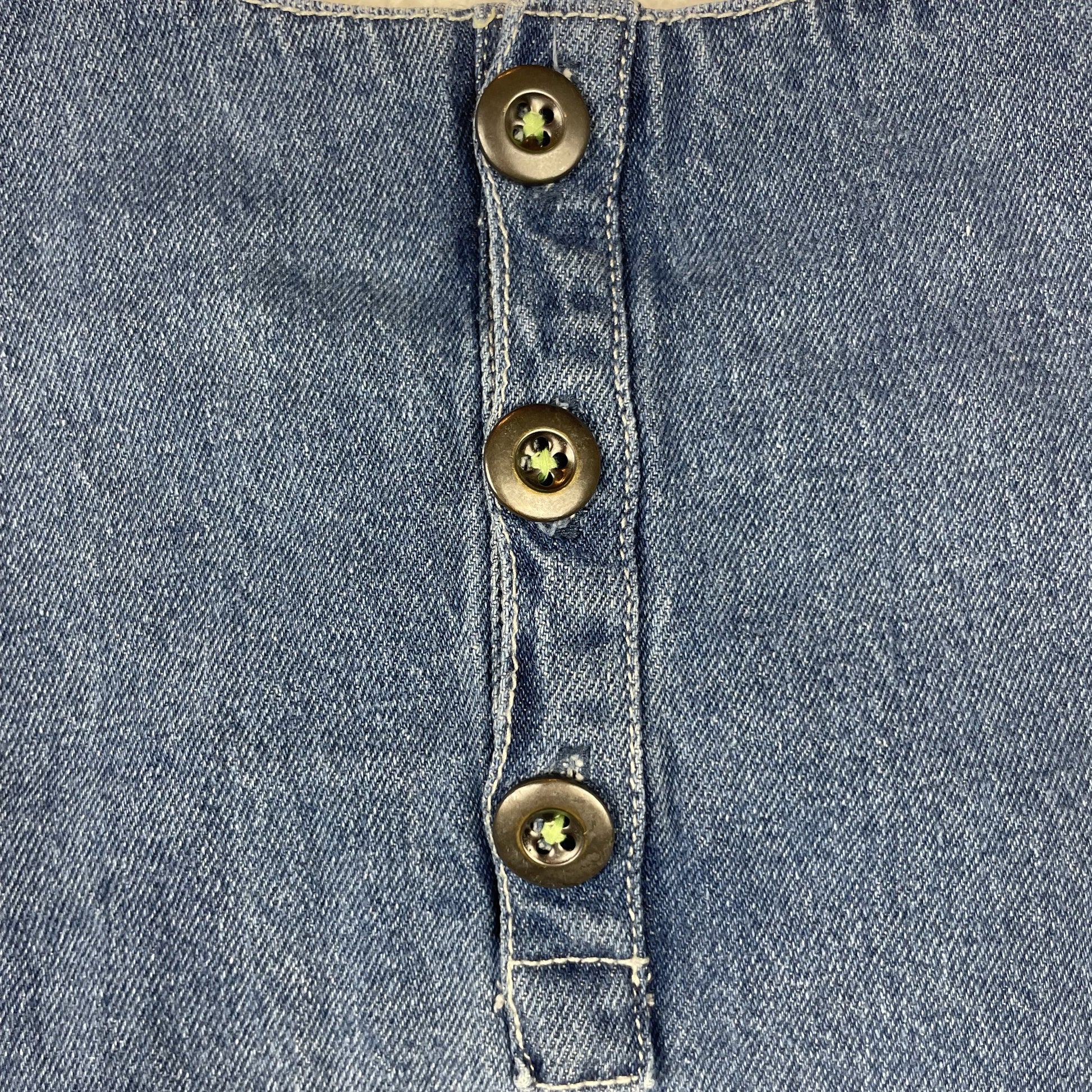 Ärmelloses Jeanskleid mit grüner Apfel-Applikation und Rüschenknopfleiste 5