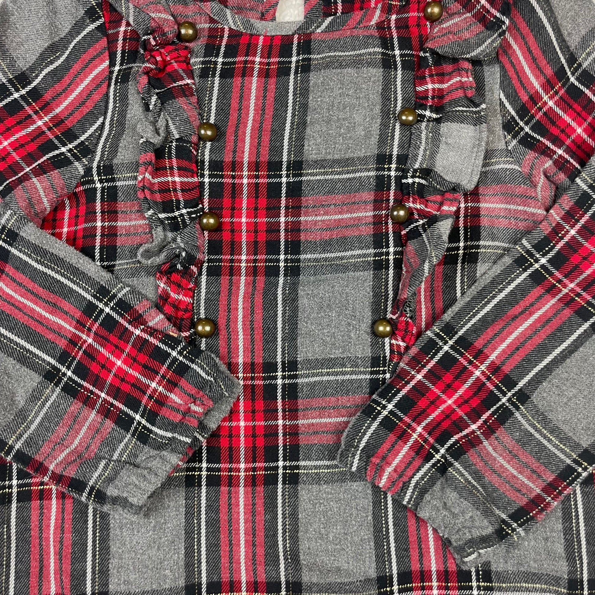 Next kariertes Kleid in Grau und Rot mit Rüschen und Zierknöpfen, lange Ärmel, Größe 104 – detail