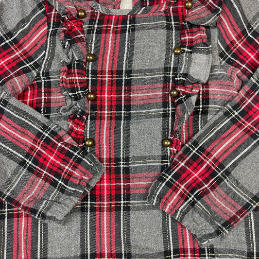 Next kariertes Kleid in Grau und Rot mit Rüschen und Zierknöpfen, lange Ärmel, Größe 104 – detail