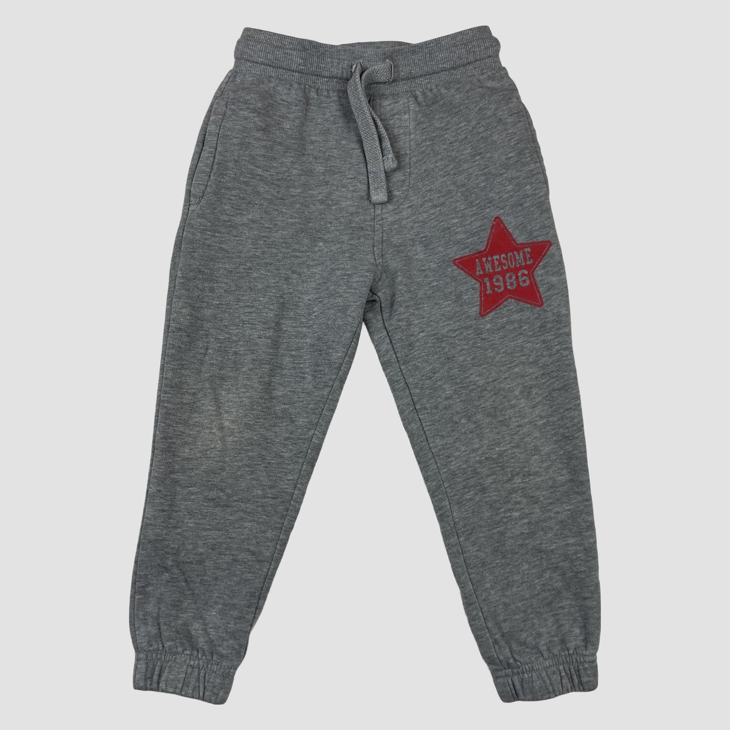 Graue Jogginghose von George mit rotem Stern-Patch, Größe 3-4 Jahre – front