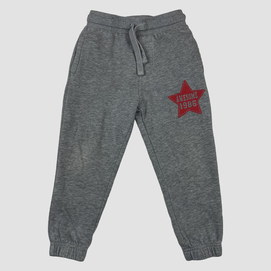 Graue Jogginghose von George mit rotem Stern-Patch, Größe 3-4 Jahre – front