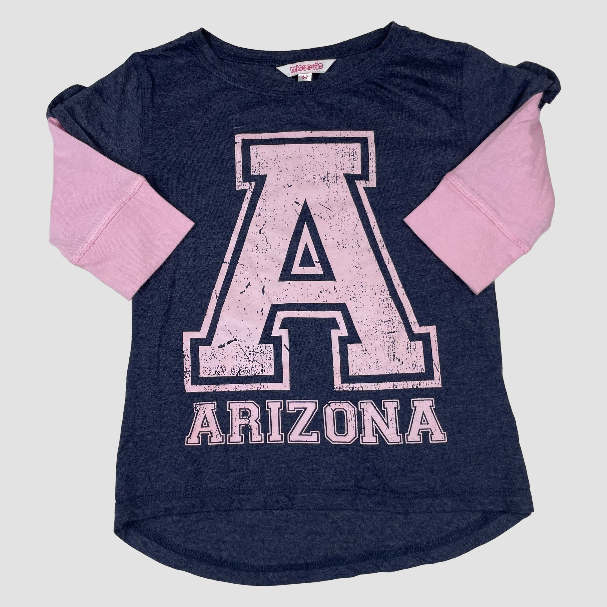Dunkelblaues missevie Langarmshirt mit rosa Arizona-Print und rosa Kontrastärmeln, Größe 6–7 Jahre – front