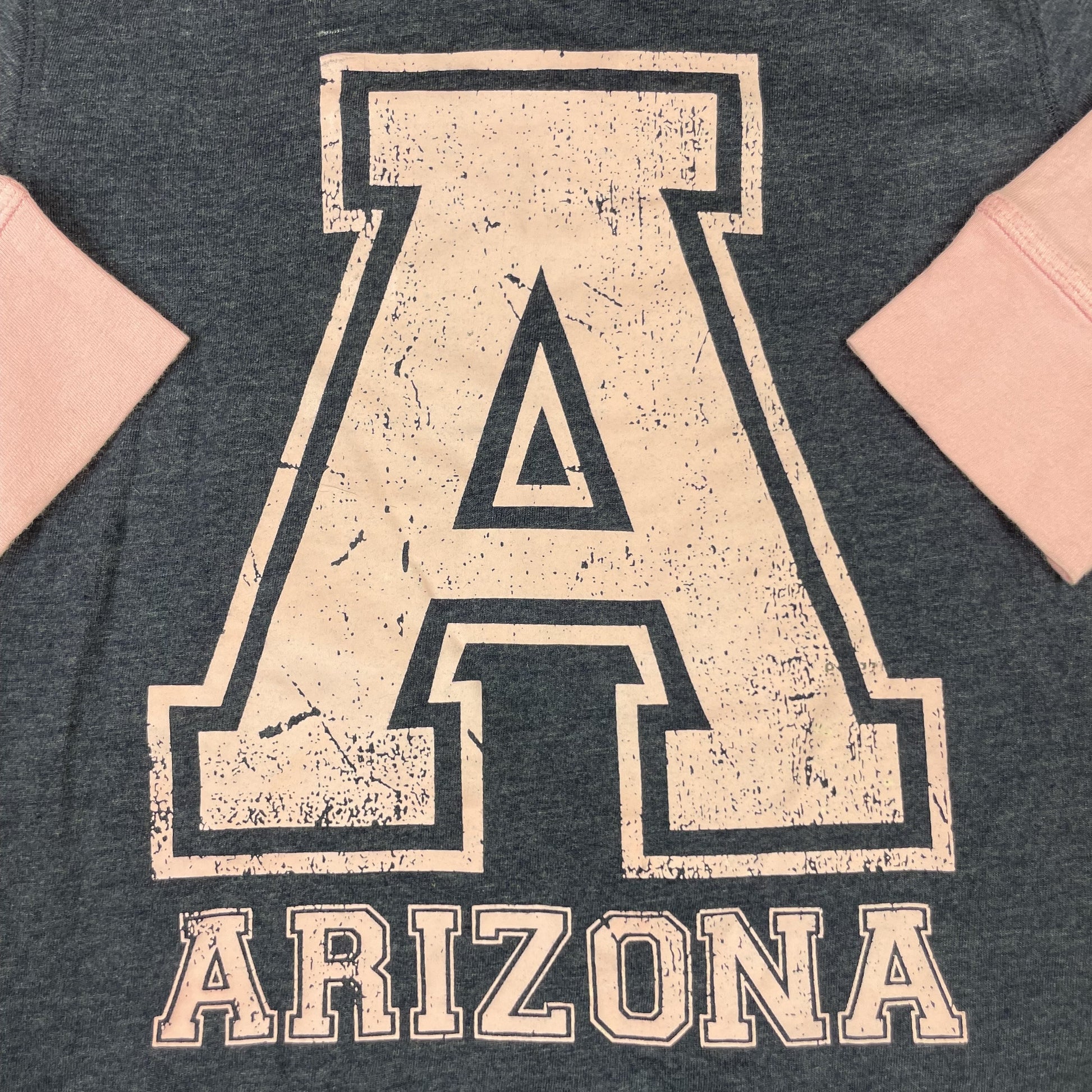 Dunkelblaues missevie Langarmshirt mit rosa Arizona-Print und rosa Kontrastärmeln, Größe 6–7 Jahre – detail