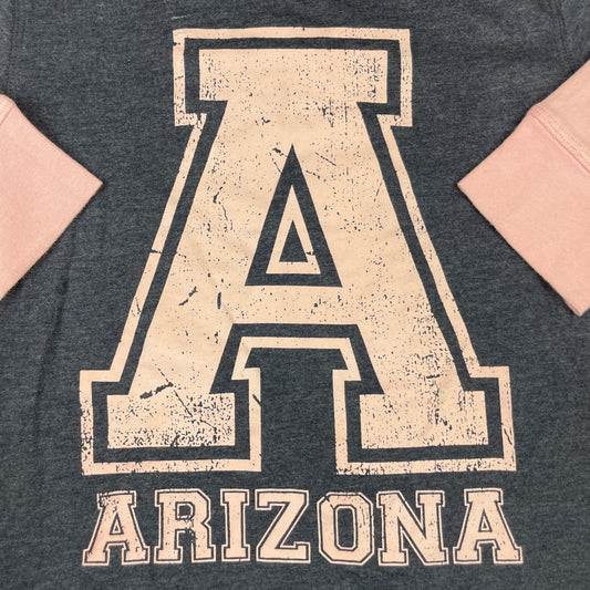 Dunkelblaues missevie Langarmshirt mit rosa Arizona-Print und rosa Kontrastärmeln, Größe 6–7 Jahre – detail