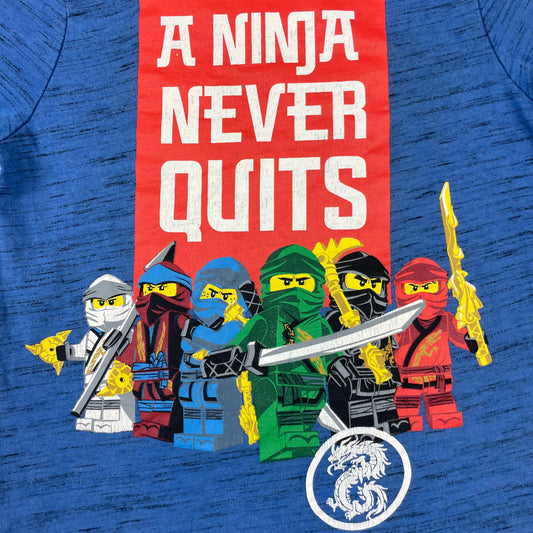 Blaues Nutmeg T-Shirt mit LEGO Ninjago Aufdruck „A NINJA NEVER QUITS“, Größe 3–4 Jahre – detail